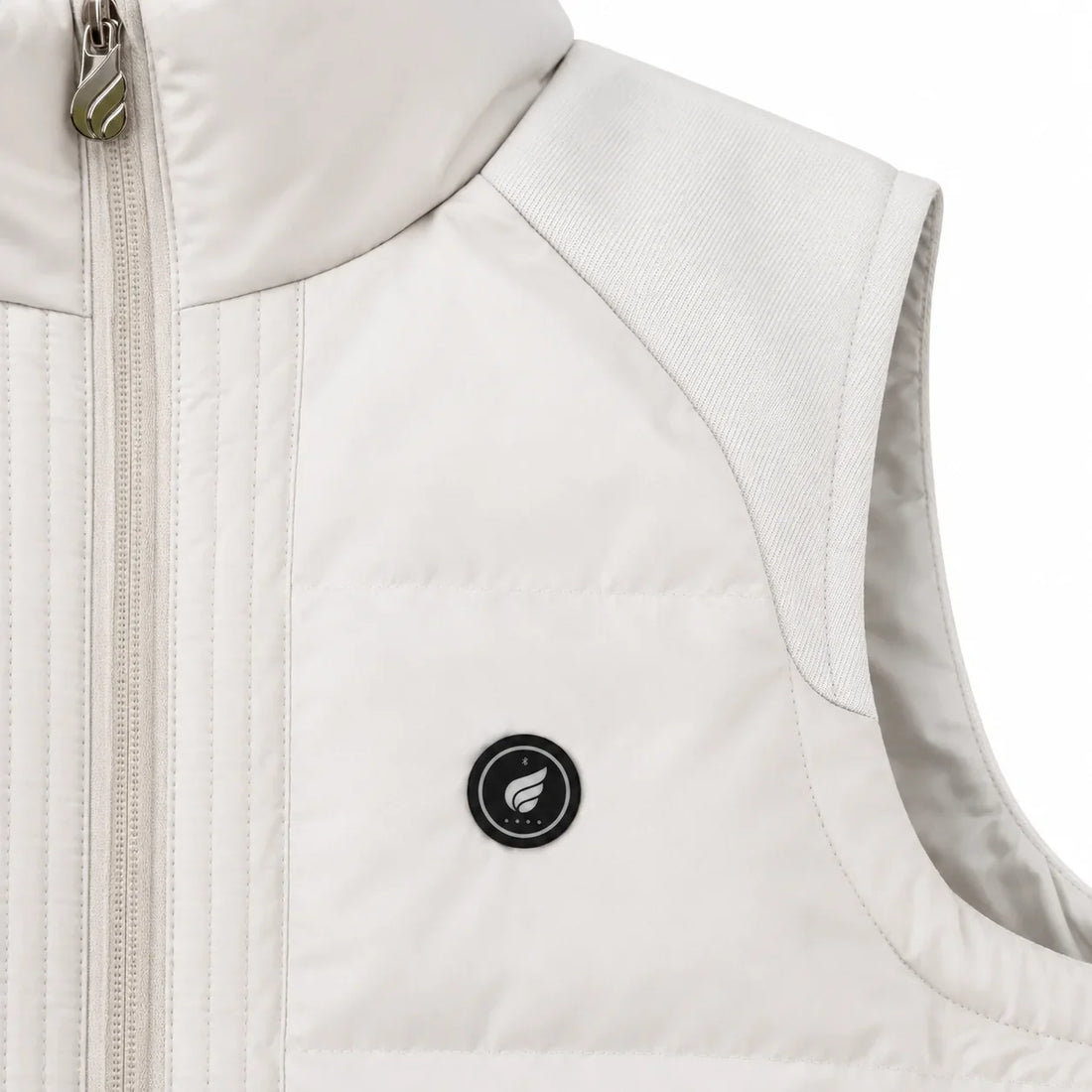 Bedieningsknop op de borst van de witte bodywarmer