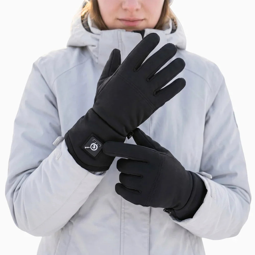 Verwarmde onderhandschoenen buiten in de kou