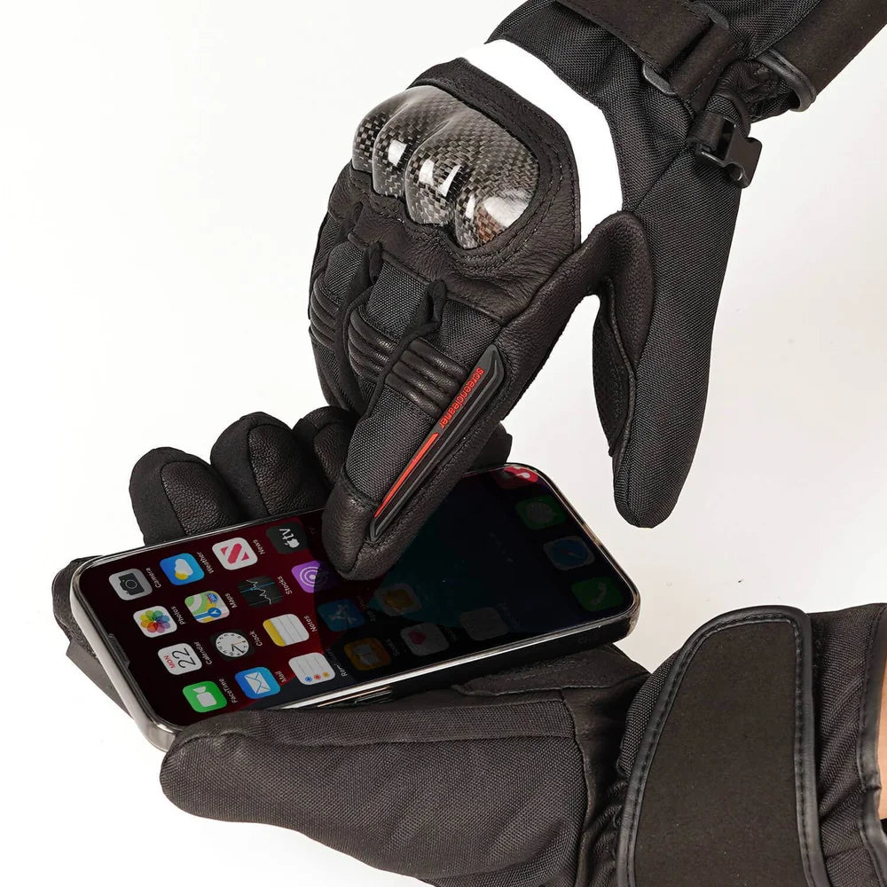 Touchscreen-vingertoppen bedienen een telefoon